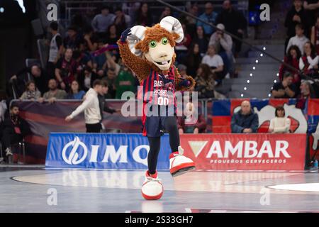 Vitoria Gasteiz, Spanien. Januar 2025. Baskonia Maskottwährend des Real Madrid Sieges über Baskonia 82 - 89 in der Liga Endesa 2024/25 reguläres Saisonspiel (15. Tag) in der Fernando Buesa Arena (Vitoria Gasteiz Spanien). Januar 2025. (Foto von Juan Carlos García Mate/Pacific Press/SIPA USA) Credit: SIPA USA/Alamy Live News Stockfoto