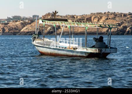 Assuan, Ägypten; 18. Januar 2024: Fahrt von Assuan nach Philae mit dem Boot auf dem Nil. Genießen Sie einen malerischen Ausflug auf dem Nil zum Philae-Tempel Stockfoto