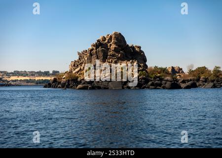 Touristenboote von Assuan nach Philae, mit Ausflug auf dem Nil (Ägypten). Diese beliebte Touristenaktivität bietet eine einzigartige Möglichkeit, den Tempel zu erreichen. Stockfoto