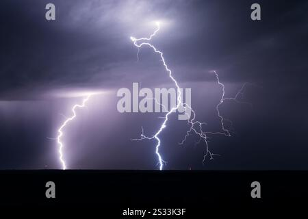Dramatische Blitze treffen von einem schweren Gewitter in Colorado Stockfoto