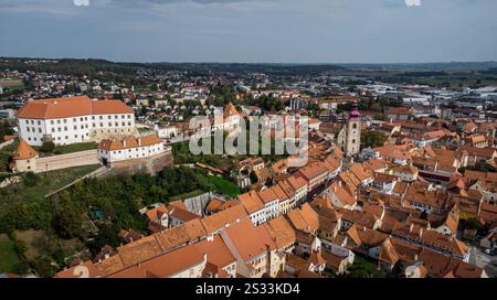 Dies ist ein Blick aus der Vogelperspektive auf eine bezaubernde kleine Stadt, die im Hintergrund der Szene eine historische Burg aufweist Stockfoto