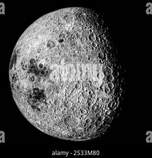 Die entfernte Seite des Mondes, die 1972 von Apollo 16 erfasst wurde, zeigt die kraterbedeckte Mondoberfläche der anderen Seite des Mondes, die während der Rückfahrt des Apollo 16 zur Erde erfasst wurde. Stockfoto