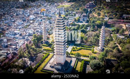 Dieses Bild zeigt eine beeindruckende Luftansicht auf eine pulsierende Skyline der Stadt mit einem markanten Turm, der in der Mitte der Skyline steht Stockfoto
