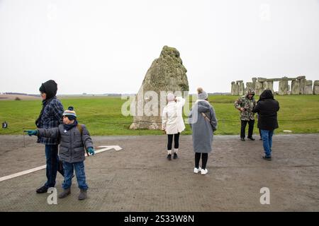 Der Heel Stone, ein einzelner großer Block aus Sarsenstein, der innerhalb der Avenue vor dem Eingang des Stonehenge Erdwerks in Wiltshire steht. Stockfoto