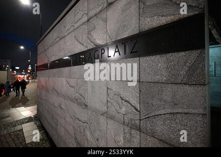 Warschau, Polen. Januar 2025. Das Umschlagplatz-Denkmal ist am 08. Januar 2025 in Warschau (Polen) zu sehen. Das Denkmal, das zum Gedenken an über 300 000 Juden errichtet wurde, die von Nazi-Deutschland in Vernichtungslager deportiert wurden, wurde von einer unbekannten Person mit Grafitti gemalt mit der Aufschrift 'Warschau 1943 = Gaza 2025'. Eine Anwohnerin, deren Mutter eine der Opfer der NS-Deportaten war, initiierte eine öffentliche Säuberung des Denkmals, nachdem die Stadtverwaltung mehrere Tage lang keine Maßnahmen ergriffen hatte. (Foto: Jaap Arriens/SIPA USA) Credit: SIPA USA/Alamy Live News Stockfoto