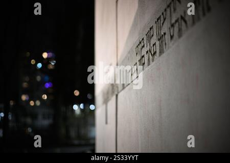 Warschau, Polen. Januar 2025. Das Umschlagplatz-Denkmal ist am 08. Januar 2025 in Warschau (Polen) zu sehen. Das Denkmal, das zum Gedenken an über 300 000 Juden errichtet wurde, die von Nazi-Deutschland in Vernichtungslager deportiert wurden, wurde von einer unbekannten Person mit Grafitti gemalt mit der Aufschrift 'Warschau 1943 = Gaza 2025'. Eine Anwohnerin, deren Mutter eine der Opfer der NS-Deportaten war, initiierte eine öffentliche Säuberung des Denkmals, nachdem die Stadtverwaltung mehrere Tage lang keine Maßnahmen ergriffen hatte. (Foto: Jaap Arriens/SIPA USA) Credit: SIPA USA/Alamy Live News Stockfoto