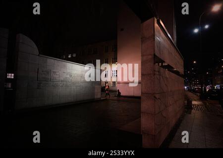 Warschau, Polen. Januar 2025. Das Umschlagplatz-Denkmal ist am 08. Januar 2025 in Warschau (Polen) zu sehen. Das Denkmal, das zum Gedenken an über 300 000 Juden errichtet wurde, die von Nazi-Deutschland in Vernichtungslager deportiert wurden, wurde von einer unbekannten Person mit Grafitti gemalt mit der Aufschrift 'Warschau 1943 = Gaza 2025'. Eine Anwohnerin, deren Mutter eine der Opfer der NS-Deportaten war, initiierte eine öffentliche Säuberung des Denkmals, nachdem die Stadtverwaltung mehrere Tage lang keine Maßnahmen ergriffen hatte. (Foto: Jaap Arriens/SIPA USA) Credit: SIPA USA/Alamy Live News Stockfoto