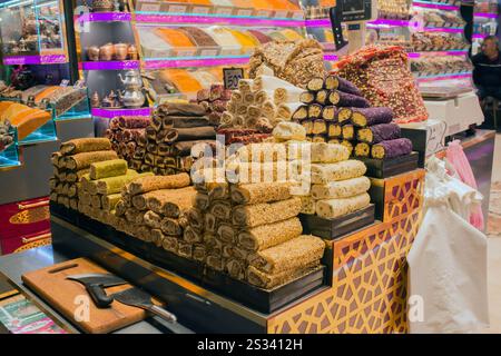 Türkische Süßigkeiten mit Nüssen und Honig auf einem Markt drinnen Stockfoto