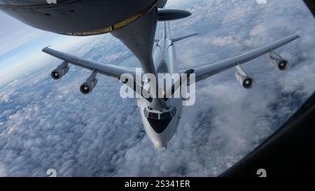 Ein NATO E-3 Sentry nähert sich einem Stratotanker der US Air Force KC-135 vom 100. Luftbetankungsflügel, Royal Air Force Mildenhall, England, über Polen. Stockfoto