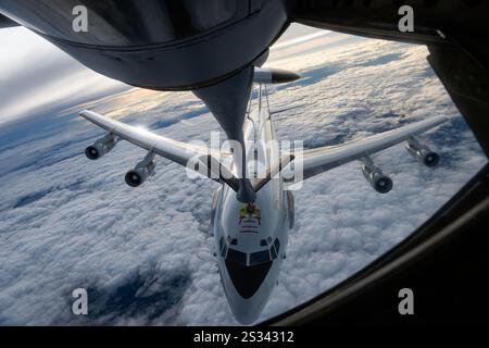 Ein NATO E-3 Sentry nähert sich einem Stratotanker der US Air Force KC-135 vom 100. Luftbetankungsflügel, Royal Air Force Mildenhall, England, über Polen. Stockfoto