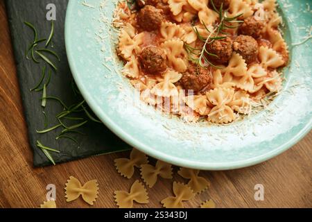 Makkaroni-Pasta mit Fleischstücken in Tomatensauce und Gemüse in einer Schüssel. Draufsicht. Traditionelle italienische Küche Stockfoto