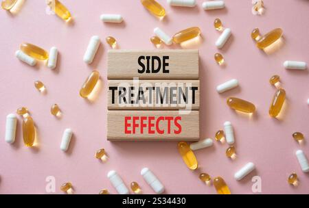 Symbol für Nebenwirkungen der Behandlung. Concept Words-Nebenwirkungen an Holzblöcken. Schöner rosafarbener Hintergrund mit Pillen. Gesundheitswesen und Side Treatm Stockfoto