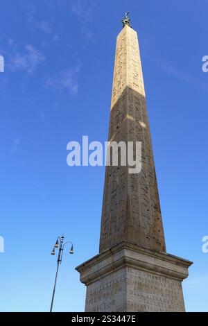 Der Lateran Obelisk ist ein altägyptischer Obelisk, der im 15. Jahrhundert erbaut wurde C befindet sich an der Piazza San Giovanni Laterano in Rom, Italien. Das ist es Stockfoto