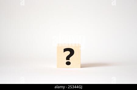 Fragezeichensymbol. Fragezeichen von Konzeptwörtern auf Holzwürfel. Schöner weißer Hintergrund. Geschäftlich und Fragezeichen. Kopierbereich. Stockfoto