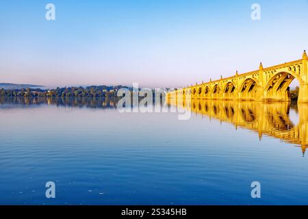 Veterans Memorial Bridge (Columbia–Wrightsville Bridge) über den Susquehanna River vom Columbia River Park in Columbia, Lancaster County, Pennsylvani Stockfoto