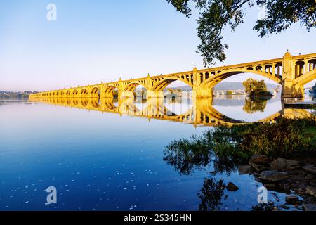 Veterans Memorial Bridge (Columbia–Wrightsville Bridge) über den Susquehanna River vom Columbia River Park in Columbia, Lancaster County, Pennsylvani Stockfoto