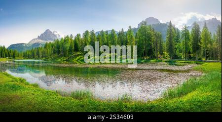 See Antorno und drei Zinnen der Lavaredo Berge im Hintergrund Panoramablick. Dolomiten Berge. Auronzo di Cadore, Provinz Belluno, Vene Stockfoto