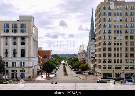 Historische State Street mit Grace United Methodist Church und Saint Patrick Cathedral im Capitol District in Harrisburg, Dauphin County, Pennsylvan Stockfoto