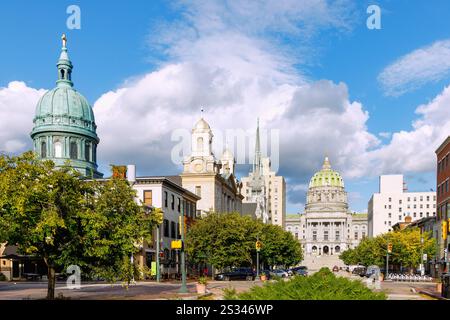 Historische State Street mit Saint Patrick Cathedral und Grace United Methodist Church und Pennsyvania State Capitol Complex im Capitol District in Stockfoto