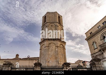 Glockenturm der römisch-katholischen Wallfahrtskirche San Michele Arcangelo, UNESCO-Weltkulturerbe in Monte Sant&#39; Angelo, Gargano, Apulien, Ita Stockfoto