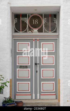 Vordertür alt grau weiß rot Stockfoto