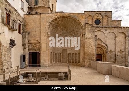 Die Tomba di Rotari oder San Giovanni Battista in Tomba und die ehemalige Kirche San Pietro in Monte Sant&#39; Angelo, Gargano, Apulien, Italien, Europa Stockfoto