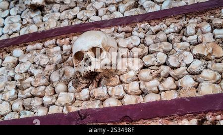 Capela dos Ossos de Faro ist eine makabre Kapelle aus Knochen und Schädeln von Mönchen Stockfoto