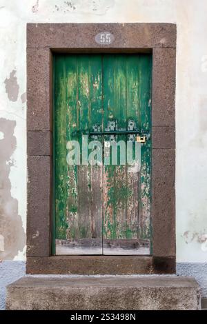 Verwitterten grünen Tür Stockfoto