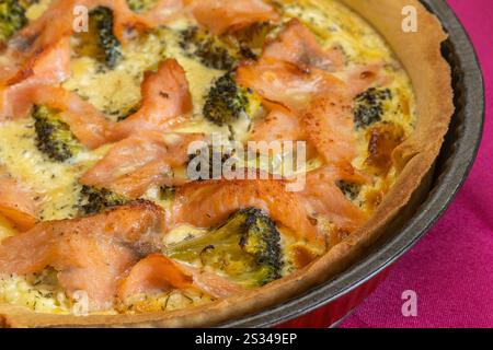 Lachs-Brokkoli-Kuchen, Nahaufnahme Stockfoto
