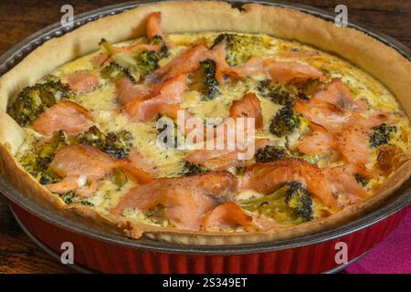 Lachs-Brokkoli-Kuchen, Nahaufnahme Stockfoto
