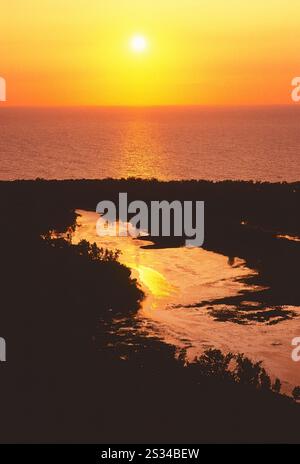 Aus der Vogelperspektive auf den Sonnenuntergang über dem Presque Isle State Park und dem Lake Erie; Pennsylvania; USA Stockfoto