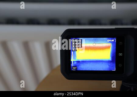 Wärmebildkamera zeigt einen Zentralheizungskörper FLIR zeigt Temperaturänderungen im Vergleich zu einem Heizungskonzept an und berechnet Energiekosten Stockfoto