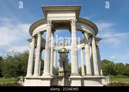 Das Cenotaph ist ein Kriegsdenkmal für die 50.000 Waliser, die in beiden Weltkriegen starben, Cardiff, Wales, Großbritannien, Großbritannien, Europa Stockfoto