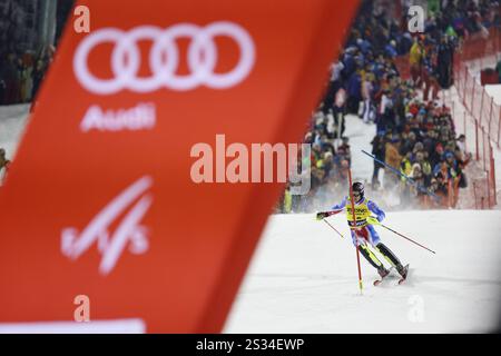 Madonna Di Campiglio, Italien. Januar 2025. Steven Amiez (FRA) Rossignol während des AUDI FIS Ski World Cup 2024/25 - 3Tre - Menâ Night Slalom in Canalone Miramonti Slope, am 8. Januar 2025, Trient, Italien während des AUDI FIS Ski World Cup - Slalom - Männer, alpines Skirennen in Madonna di Campiglio, Italien, 08. Januar 2025 Credit: Unabhängige Fotoagentur/Alamy Live News Stockfoto