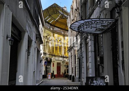 Pasajul Macca-Vilacrosse ist eine mit gelbem Glas überdachte Arkadenstraße im Stadtteil Lipscani im Zentrum von Bukarest, Rumänien, Südost- und Mitteleuropa Stockfoto