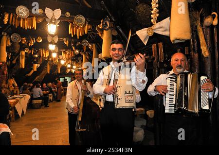 Musikband spielt in einem Restaurant in Poina Brasov, einem Wintersportort in der Nähe von Brasov, Siebenbürgen, Rumänien, Südost- und Mitteleuropa Stockfoto