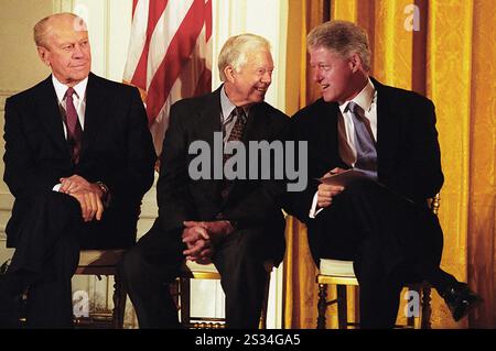 US-Präsident Bill Clinton (rechts) mit den ehemaligen US-Präsidenten Gerald Ford (links) und Jimmy Carter (Mitte) bei der China Trade-Veranstaltung im Weißen Haus, Washington, D.C., USA, William Vasta, White House Photograph Office, 9. Mai 2000 Stockfoto