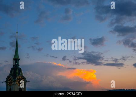 Uhrenturm und Sturmwolken in der Abenddämmerung in Bern, Kanton Bern, Schweiz. Stockfoto