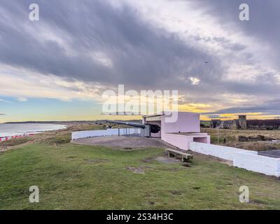 Militärische Küstenverteidigung aus dem 2. Weltkrieg mit Waffeneinsätzen in Blyth Beach Northumberland, Großbritannien Stockfoto