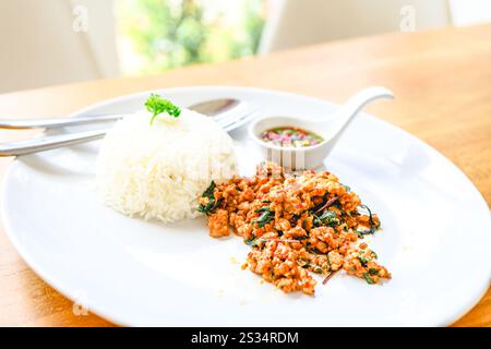 Leckeres thailändisches Essen, gebraten mit Hackfleisch vom Schwein und Chili-Pfeffer und süßem Basilikum Stockfoto