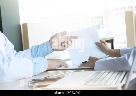 Erfolgreiche Ärzte diskutieren über Dokumente. Stockfoto