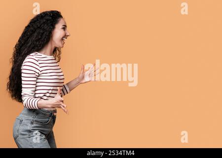 Viel Glück. Überfreuliches Paar Aus Dem Nahen Osten, Das Die Hände Hochhob Und Mit Aufregung Ausrief Stockfoto