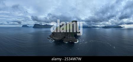 KALLUR Leuchtturm auf den grünen Hügeln der Insel Kalsoy, Färöer, Dänemark. Stockfoto