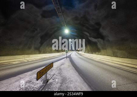 Unterwasser-Kreisverkehr im Eysturoy-Tunnel auf den Färöern, der die Inseln Streymoy und Eysturoy verbindet. Stockfoto