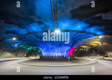 Unterwasser-Kreisverkehr im Eysturoy-Tunnel auf den Färöern, der die Inseln Streymoy und Eysturoy verbindet. Stockfoto