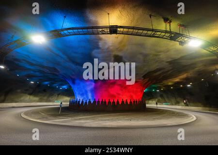 Unterwasser-Kreisverkehr im Eysturoy-Tunnel auf den Färöern, der die Inseln Streymoy und Eysturoy verbindet. Stockfoto