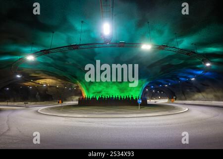 Unterwasser-Kreisverkehr im Eysturoy-Tunnel auf den Färöern, der die Inseln Streymoy und Eysturoy verbindet. Stockfoto