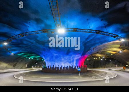 Unterwasser-Kreisverkehr im Eysturoy-Tunnel auf den Färöern, der die Inseln Streymoy und Eysturoy verbindet. Stockfoto