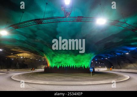 Unterwasser-Kreisverkehr im Eysturoy-Tunnel auf den Färöern, der die Inseln Streymoy und Eysturoy verbindet. Stockfoto