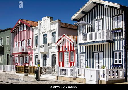 Farbenfrohe Häuser am Avereio Beach an der Costa Nova, Portugal Stockfoto
